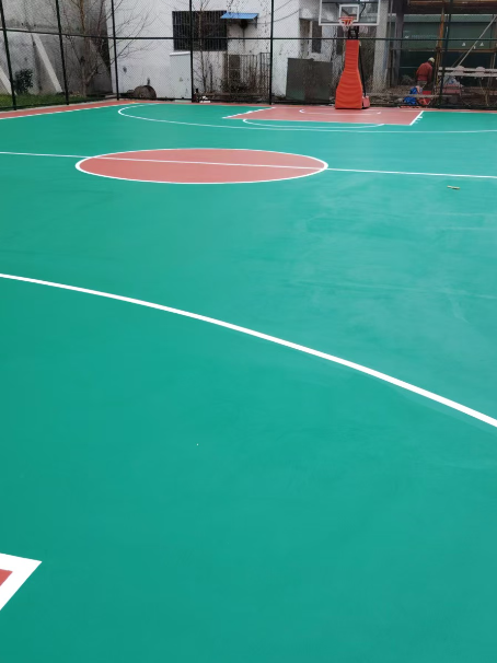 满洲里 球场长期使用易出现地面开裂